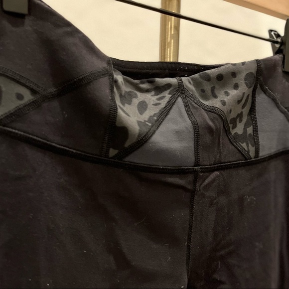 Lululemon Skinny Groove Pant | Size 4 | Reversible | Unique Waistband | Black - Picture 6 of 6